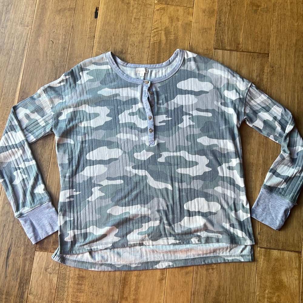 Hem & Threads Muted Camo Textured Long Sleeve Henley in Size Medium